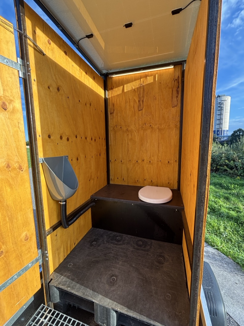Innenraum der Komposttoilette mit Trennsystem